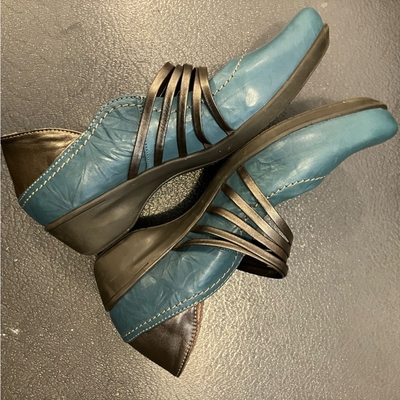 Dromedaris Women's Blue Leather Mary Jane Shoes.  Adjustable Velcro strap. EUC! - Picture 3 of 8